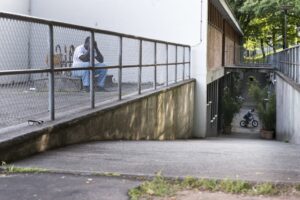 Lors de leur passage dans les centres d'asile, comme ici à Boudry, les réfugiés vivent derrière les grillages. @Keystone.